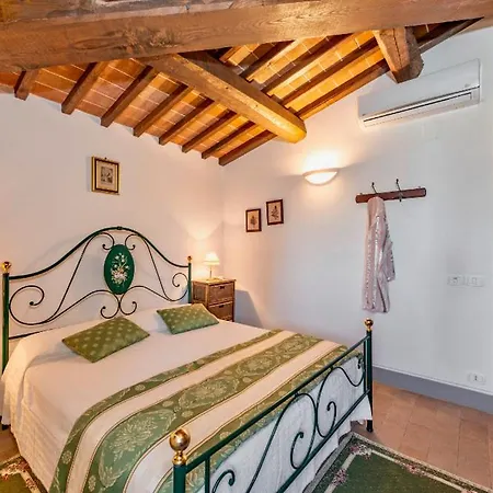 Popoltaio-schiacciato Sleeps 4 Pool T762690 * Ravigliano